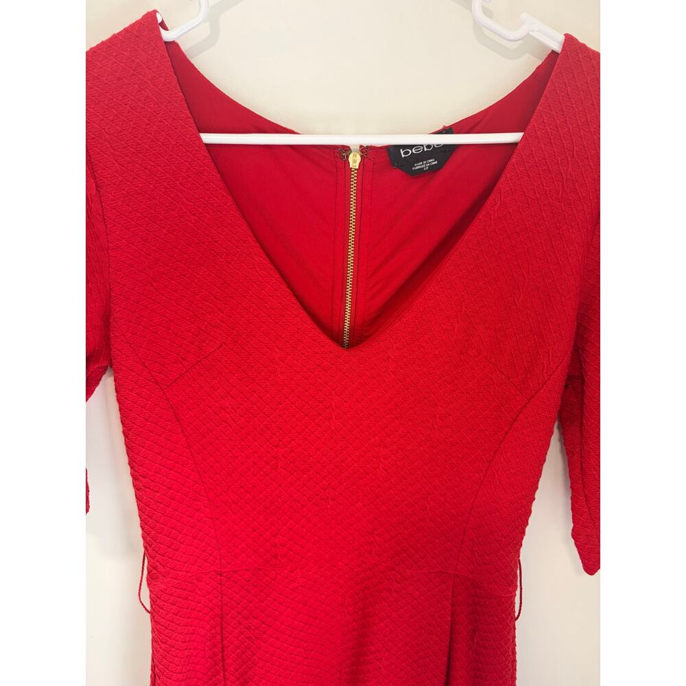 bebe Red Fitted V-Neck Short Sleeve Sheath Dress - Picture 5 of 9